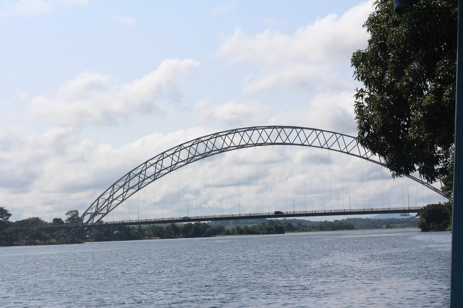 Die Adomi Bridge gehört zu den Wahrzeichen Ghanasund wurde 1957 eröffnet.