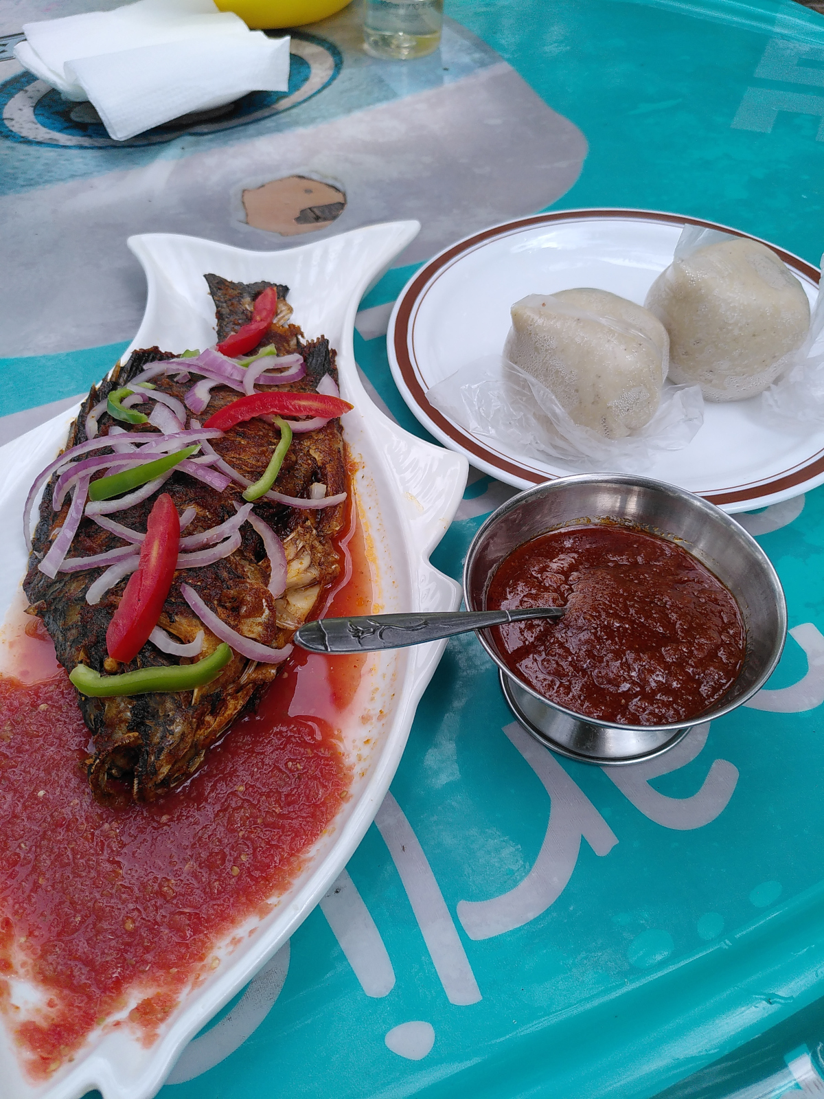 Wer Fufu nicht mag, der kann sich an Banku sattessen und dazu eine von vielen Sauce auswählen... Oder frisch gegrillten Tilapia dazu essen.