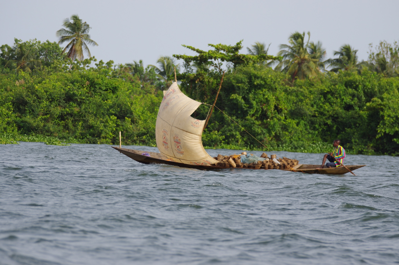Am Volta ist eines der Hauptverkehrsmittel das Boot und so werden Waren von einem zum anderen Ufer gebracht.